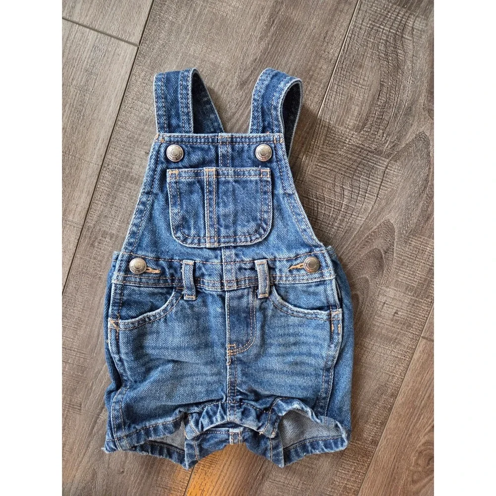 Old navy shortall 0-3 mos‎